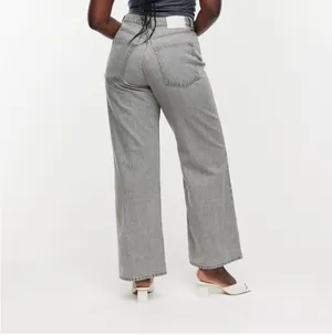 H&M Curvy Fit Wide High Jeans thumbnail 2