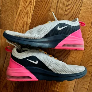 Nike Women’s AirMax Motion 2 Sneakers White Blue Pink thumbnail 3