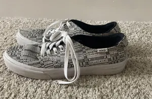 Women’s size 8.5 white and black vans thumbnail 4
