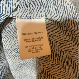 Joie Blue & Ivory Pattern 3/4 Sleeve Silk V-Neck Two Button Blouse Sz M thumbnail 2