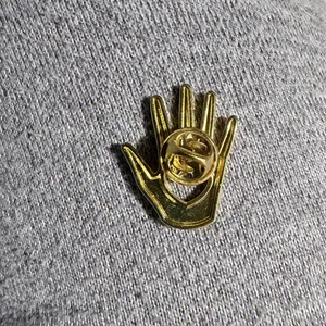 Gold Tone Hand pin label Heart brooch thumbnail 3