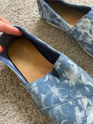 TOMS Women’s Blue/White Floral Slip-On Flats thumbnail 2