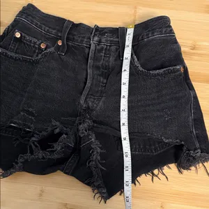 Levi's 501 24 Waist Women's Teen Girl Black Distressed Button Fly Denim Shorts thumbnail 7