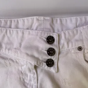 LF Carmar low rise distressed white cut-off jean shorts size 26 NWOT thumbnail 2