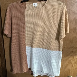 BKE Colorblock Waffle Knit T-Shirt Top In Beige Brown and White Medium Women's thumbnail 2