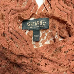 Shyanne Lace Knit Flutter Sleeve Crop Top Womens S Scalloped Edge Rust Boho NEW thumbnail 5