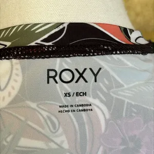 NEW Roxy Women’s UPF 50 Sun Protection Rash Guard XS Floral Long Sleeve Swim Tee thumbnail 13