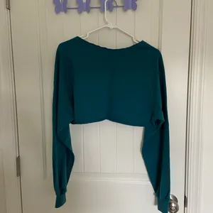 EUC | Women’s cropped off shoulder long sleeve car decal‎ top medium thumbnail 6