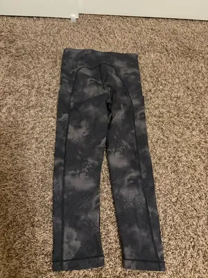 Athleta Ultimate Stash Pocket Printed Capri Leggings XS Xtra Small Black Camo thumbnail 2