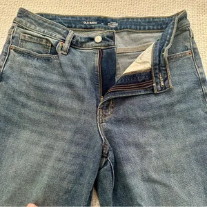 Old Navy Relaxed Fit Women’s Jeans in Blue thumbnail 4