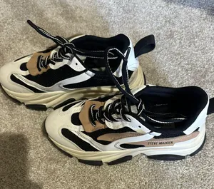 tennis shoes thumbnail 1