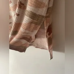 American Eagle Waffle Knit Pink Camo Print Soft‎ Cozy Sweater thumbnail 4