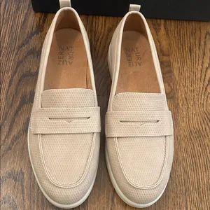 Naturalizer Light Tan Slip-On Loafers 8.5 thumbnail 2