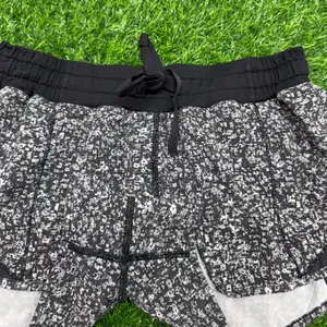 Lululemon Hotty Hot Shorts 2.5" Older Style thumbnail 2