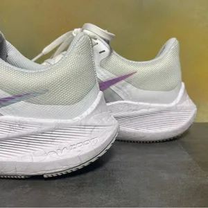 Nike Air Zoom Winflo 8 Women's Grey / White / Violet Sneakers Size 9 thumbnail 8
