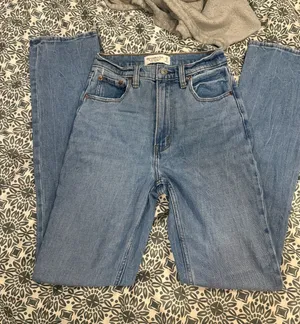 Abercrombie Ultra High Rise 90s Slim Straight Jeans — Size 25 thumbnail 1