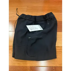 NWT Lululemon Relaxed HR Cargo Short Womens Black Travel Woven High Rise 4.5" 4 thumbnail 5