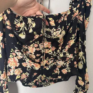 Free People Size-L/G Top Hilary‎ Printed Floral Cropped Black thumbnail 12
