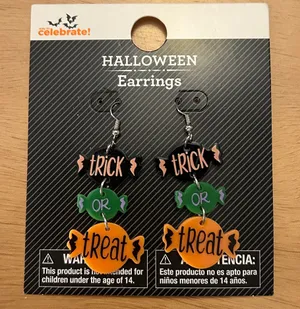 Free w/bundle!! New Women’s Halloween 🎃 Trick or Treat 👻 Dangel Pierced Earrings thumbnail 1