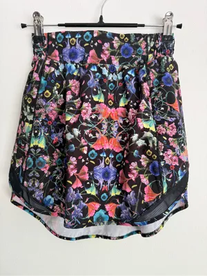 Lululemon Hotty Hot High Rise Skirt Skort Black Flowerscope Floral Size 2 W8AFWT thumbnail 1