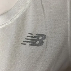 New Balance White Short Sleeve Athletic Top Size Medium thumbnail 2