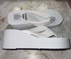 white platform flip flops Size 8 thumbnail 2