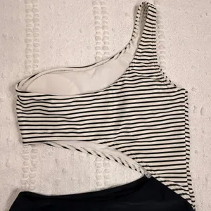 Abercrombie & Fitch Womens One Shoulder Striped Cutout One Piece Swimsuit Small thumbnail 6