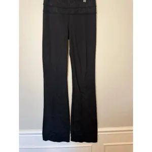Lululemon Size 4 High Waisted Pants Size 4 Straight Leg Reversible Pants thumbnail 2