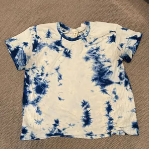 Lululemon blue and white cropped shirt XS thumbnail 1