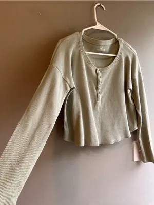 Hollister Ribbed Henley Long Sleeve Cropped Top in Sage Green Size Small thumbnail 2