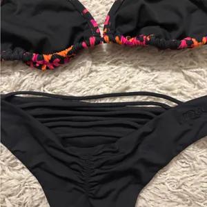 Rip-Curl Black Red and Pink Floral Beaded Bikini Set Size M thumbnail 7
