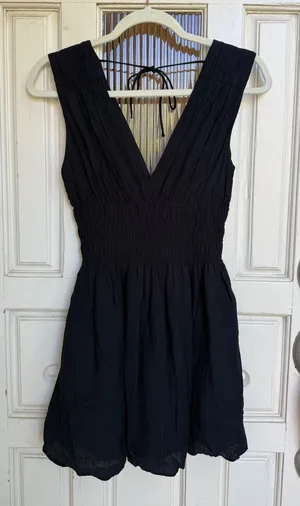 Abercrombie & Fitch Black Crinkle V-Neck Smocked Mini Dress Size XSP Sleeveless thumbnail 1
