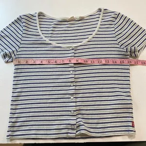 Levi’s Striped Ribbed Button Front Top Medium Y2K Baby Tee thumbnail 6
