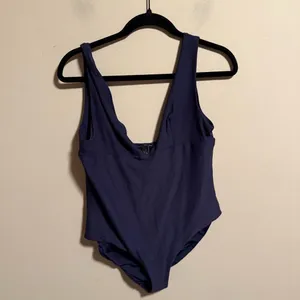 & OTHER STORIES Structured V-Cut Swimsuit Textured Navy- Size 12 thumbnail 6