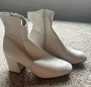 Boots White Size 8.5 thumbnail 1