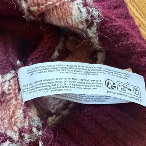 Elegant Burgundy and White Knit Sweater thumbnail 6
