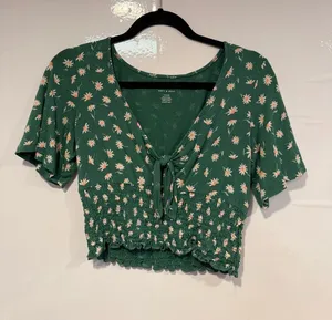 Green and white floral soft American‎ Eagle tie front crop top thumbnail 1