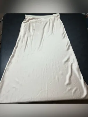 Uniqlo Women’s Size M Off White Satin Midi Skirt thumbnail 3