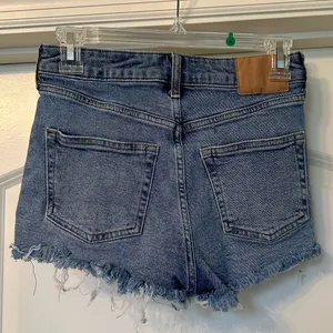 H&M - DENIM CUT-OFF SHORTS! 💙💙 thumbnail 3