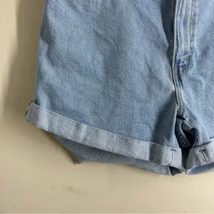 Levi’s 80s Mom Shorts High Rise Cuffed Denim Light Wash Size 32 thumbnail 9
