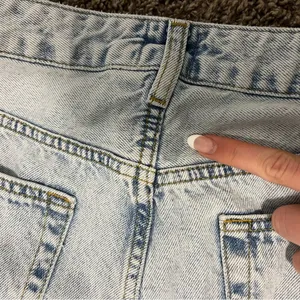 BDG Urban Outfitters Mom High Rise Light Wash Jeans thumbnail 7