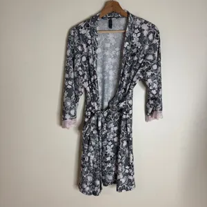 Laura Ashley Women's Pajamas Floral Lace Trim Robe and Chemise Set Size M thumbnail 3
