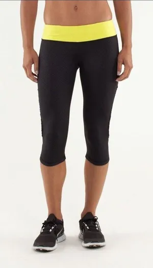 Lululemon Run: Fast Free Crop Mini Squiggle Emboss Black‎ / Split Pea Size 6 thumbnail 1