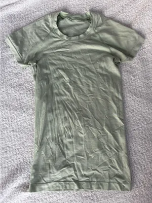 Lululemon Swiftly Tech Short Sleeve Shirt thumbnail 3