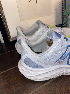 New Balance Fresh Foam Arishi 4 Women's Running Sneakers Size 9 thumbnail 2