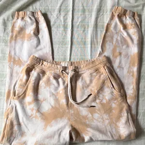 Vuori Women’s Tie-Dye Jogger Pants - Tan and White thumbnail 7