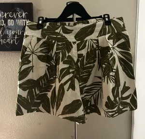 Abercrombie & Fitch Olive Green Leaf Print Pleated Shorts thumbnail 1
