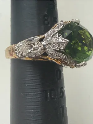 Oval Green Gemstone Cocktail Ring with Decorative Metal Accents thumbnail 3