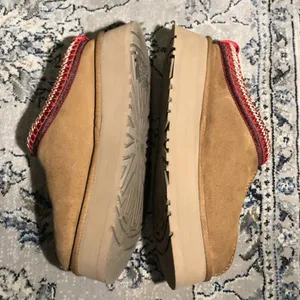 UGG Tazz Platform Slippers in Chestnut thumbnail 9