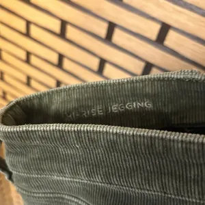 American Eagle Olive Green‎ Corduroy High Rise Jeggings Size 8 X-Short thumbnail 7